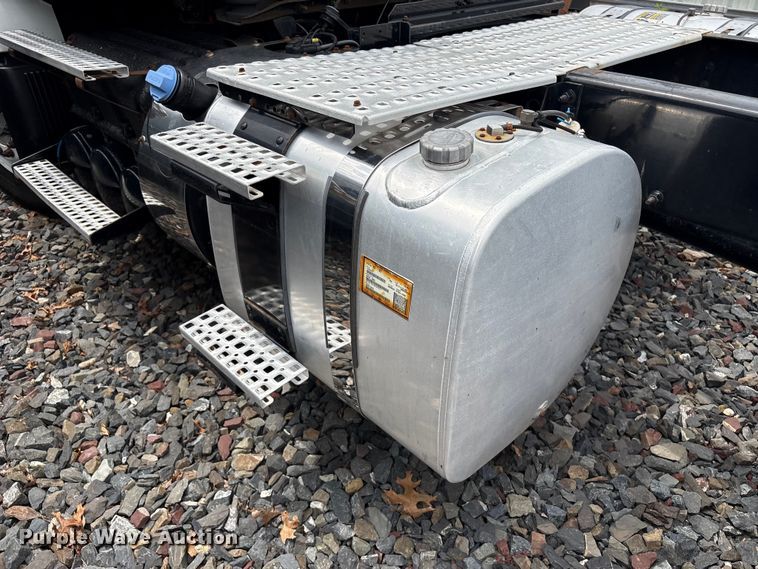 image for item YA4081 2019 Volvo VNR semi truck