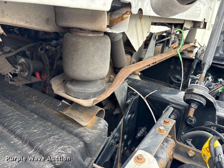 image for item YA4081 2019 Volvo VNR semi truck
