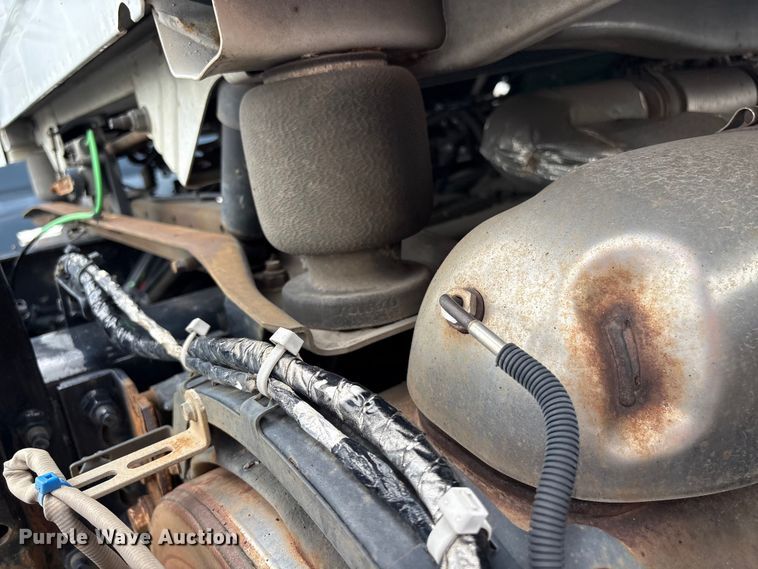 image for item YA4081 2019 Volvo VNR semi truck