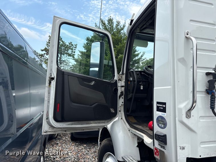 image for item YA4081 2019 Volvo VNR semi truck