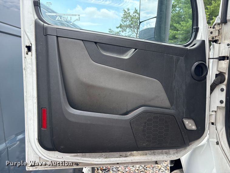 image for item YA4081 2019 Volvo VNR semi truck