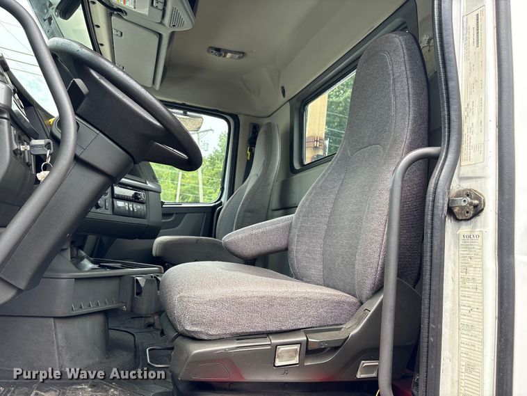 image for item YA4081 2019 Volvo VNR semi truck