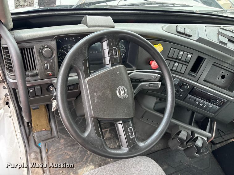 image for item YA4081 2019 Volvo VNR semi truck