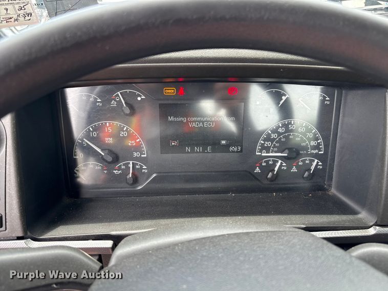 image for item YA4081 2019 Volvo VNR semi truck