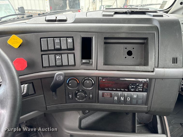 image for item YA4081 2019 Volvo VNR semi truck