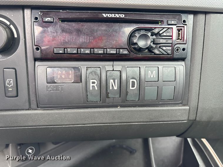 image for item YA4081 2019 Volvo VNR semi truck