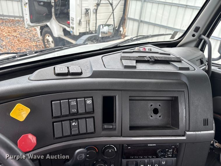 image for item YA4081 2019 Volvo VNR semi truck
