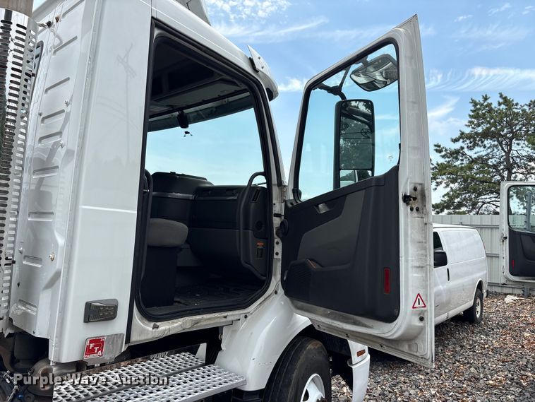 image for item YA4081 2019 Volvo VNR semi truck
