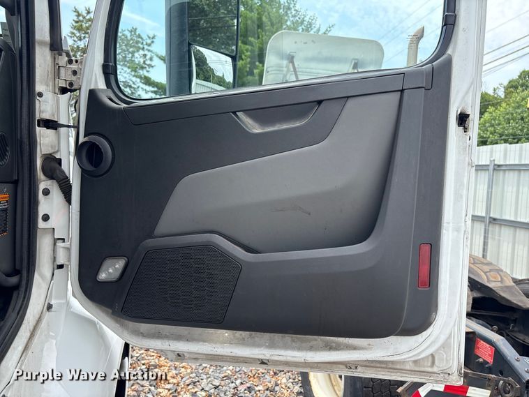 image for item YA4081 2019 Volvo VNR semi truck