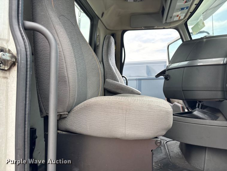image for item YA4081 2019 Volvo VNR semi truck