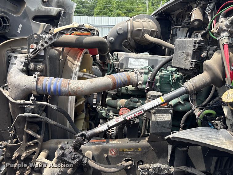 image for item YA4081 2019 Volvo VNR semi truck