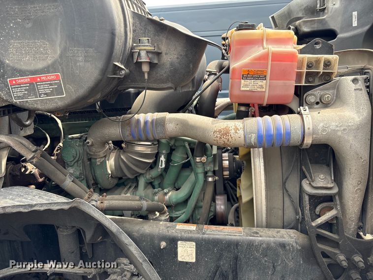 image for item YA4081 2019 Volvo VNR semi truck