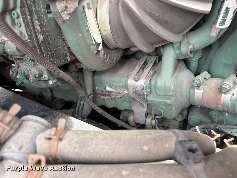 image for item YA4081 2019 Volvo VNR semi truck