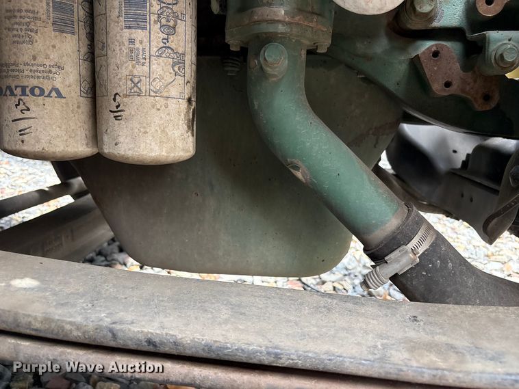 image for item YA4081 2019 Volvo VNR semi truck