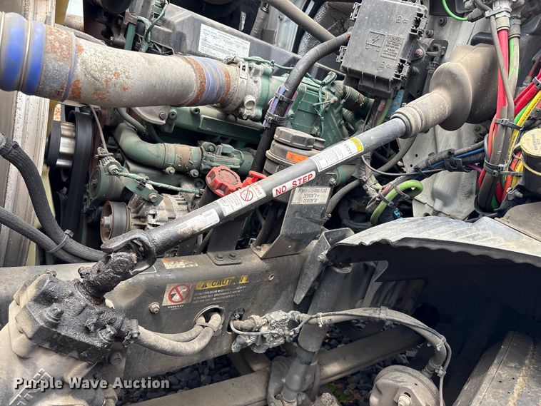 image for item YA4081 2019 Volvo VNR semi truck
