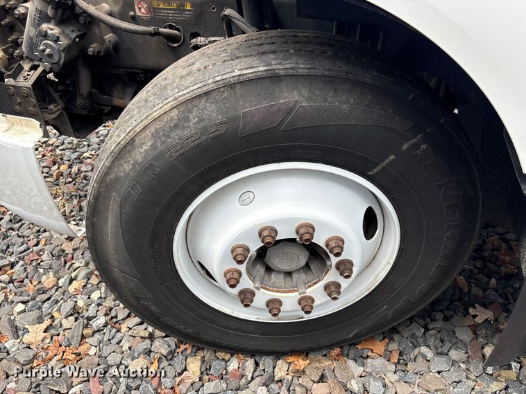 image for item YA4081 2019 Volvo VNR semi truck