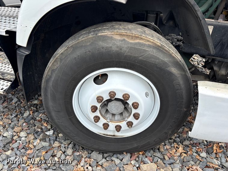 image for item YA4081 2019 Volvo VNR semi truck