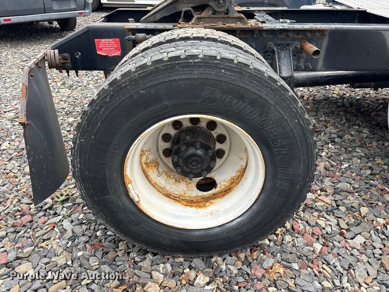image for item YA4081 2019 Volvo VNR semi truck