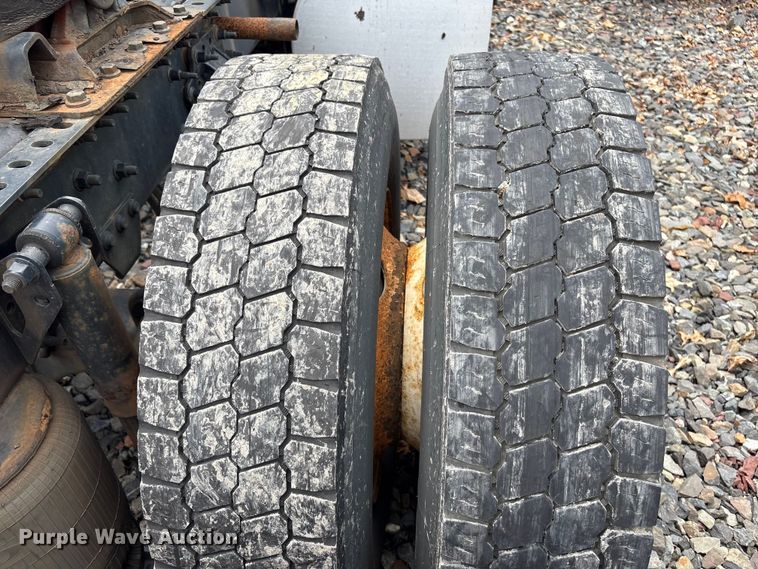 image for item YA4081 2019 Volvo VNR semi truck
