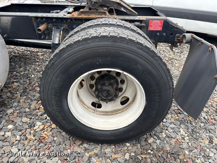 image for item YA4081 2019 Volvo VNR semi truck