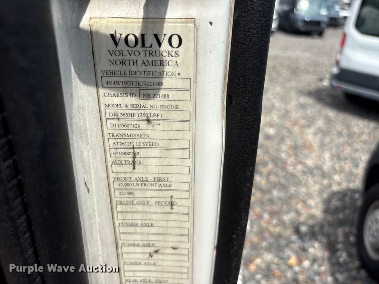 image for item YA4081 2019 Volvo VNR semi truck