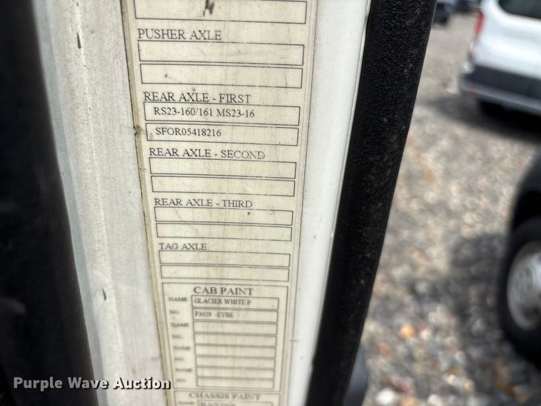 image for item YA4081 2019 Volvo VNR semi truck