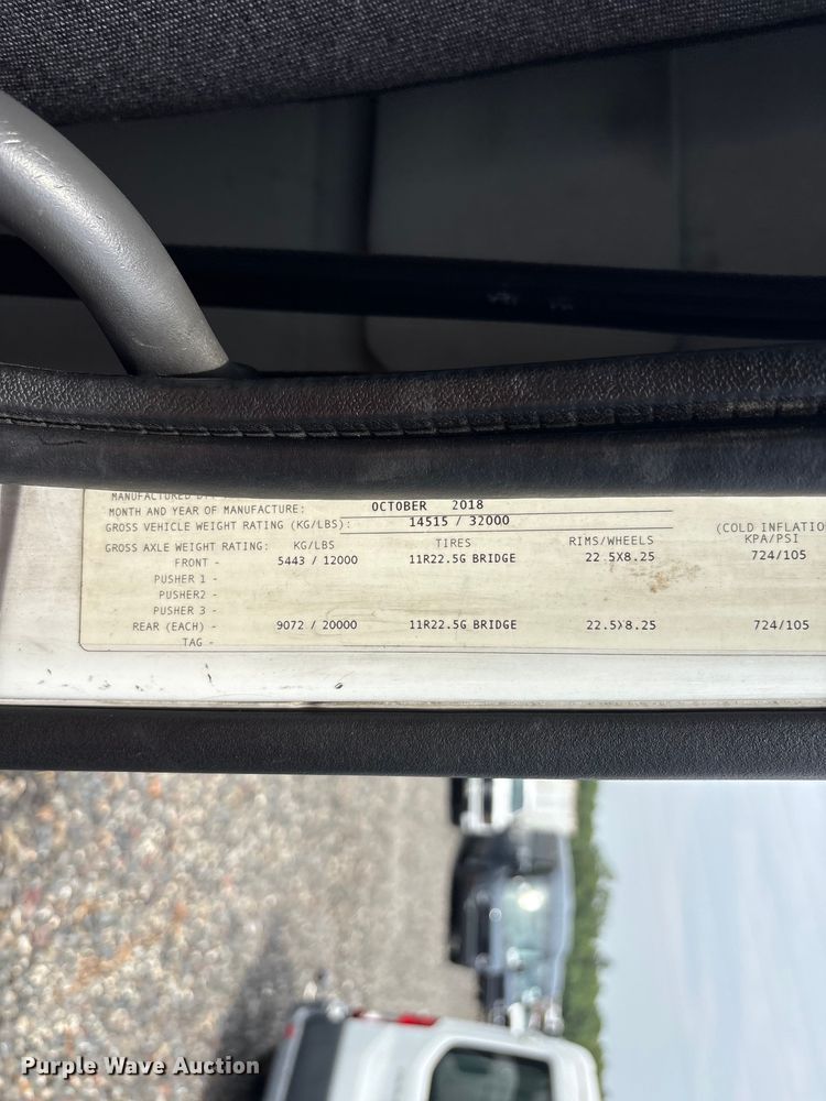 image for item YA4081 2019 Volvo VNR semi truck