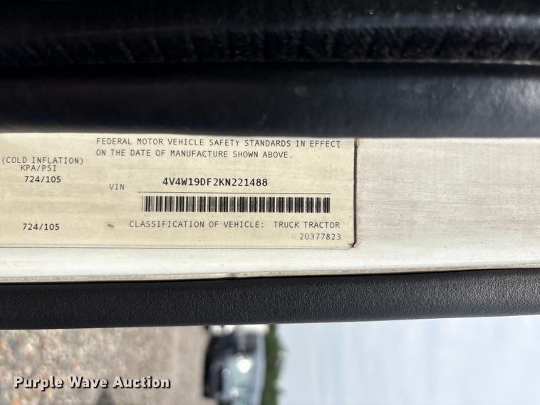 image for item YA4081 2019 Volvo VNR semi truck