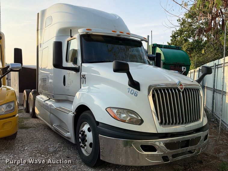 2019 International LT625 semi truck