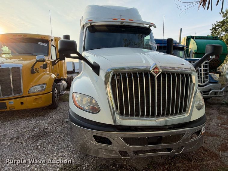 image for item YA4101 2019 International LT625 semi truck