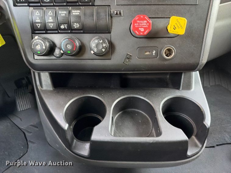image for item YA4101 2019 International LT625 semi truck