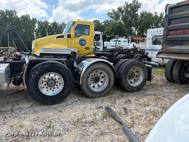 image for item YA4129 2019 Peterbilt 567 semi truck