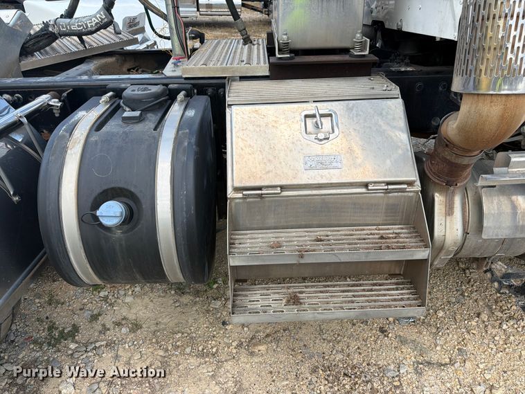 image for item YA4129 2019 Peterbilt 567 semi truck