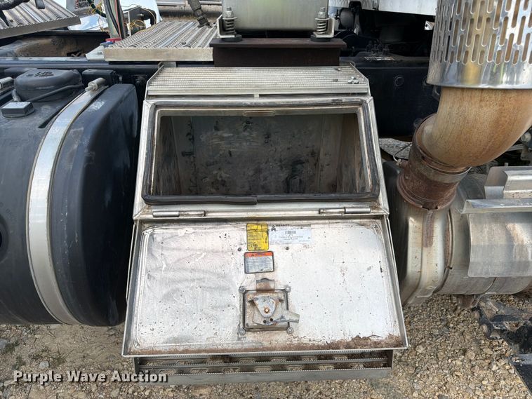 image for item YA4129 2019 Peterbilt 567 semi truck