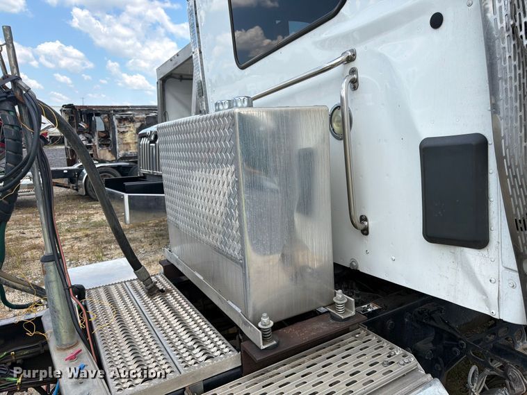 image for item YA4129 2019 Peterbilt 567 semi truck