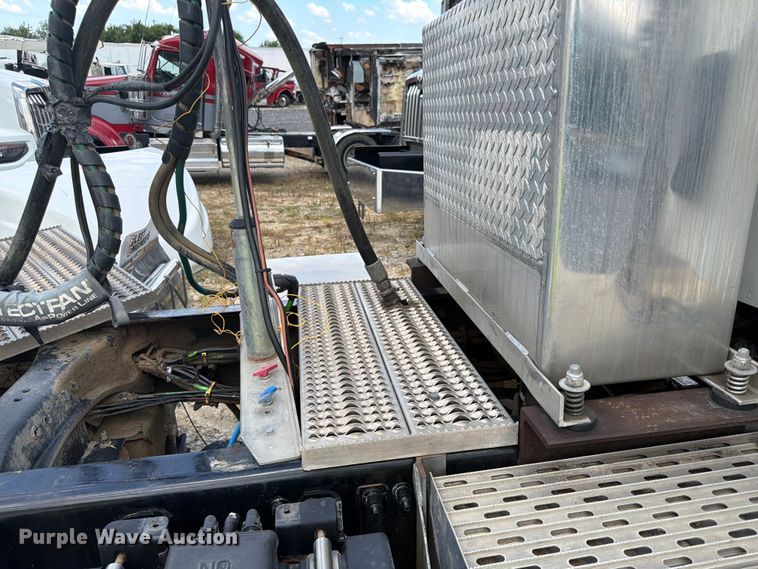 image for item YA4129 2019 Peterbilt 567 semi truck