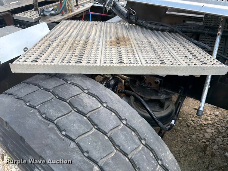 image for item YA4129 2019 Peterbilt 567 semi truck