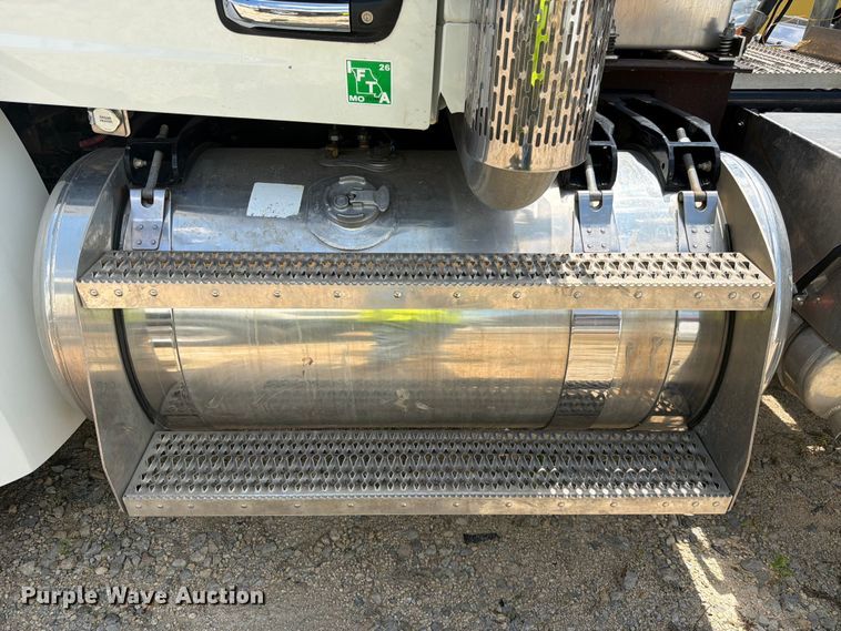 image for item YA4129 2019 Peterbilt 567 semi truck