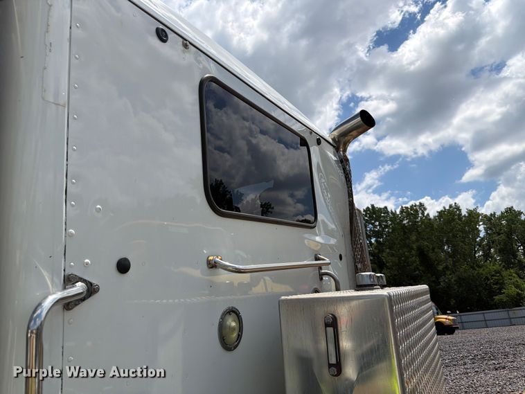 image for item YA4129 2019 Peterbilt 567 semi truck