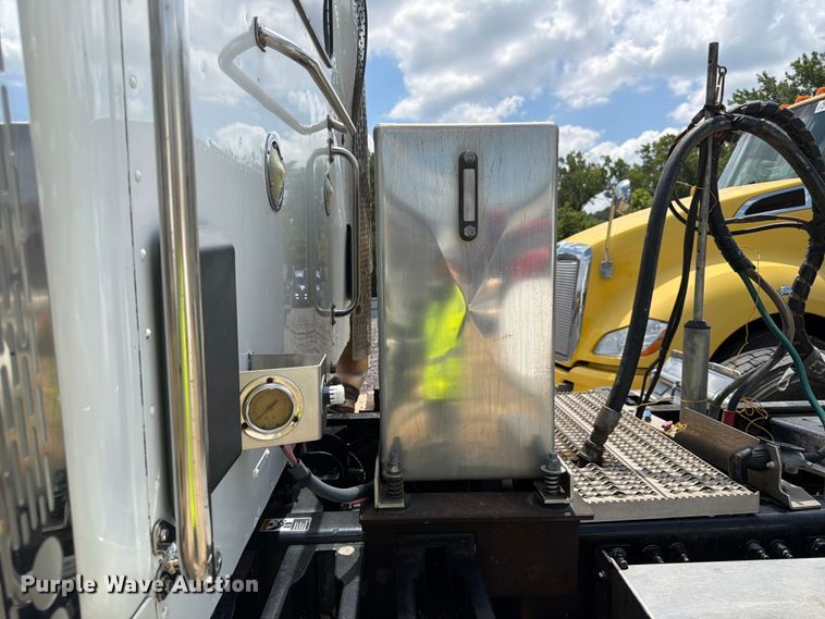 image for item YA4129 2019 Peterbilt 567 semi truck