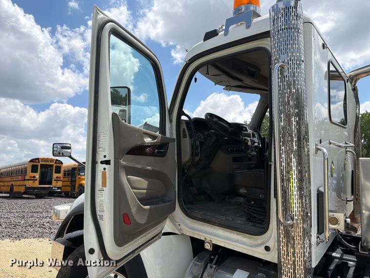 image for item YA4129 2019 Peterbilt 567 semi truck