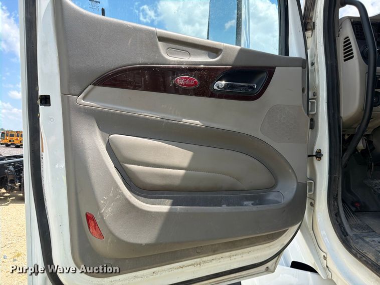 image for item YA4129 2019 Peterbilt 567 semi truck