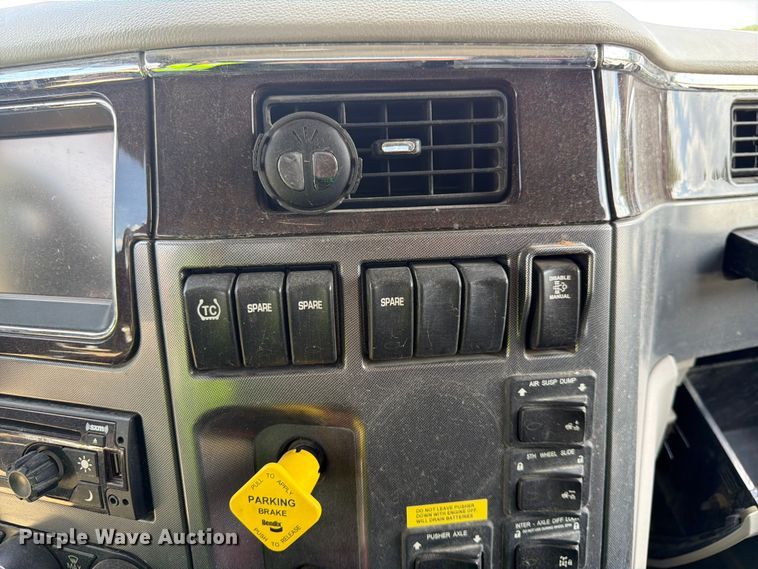 image for item YA4129 2019 Peterbilt 567 semi truck