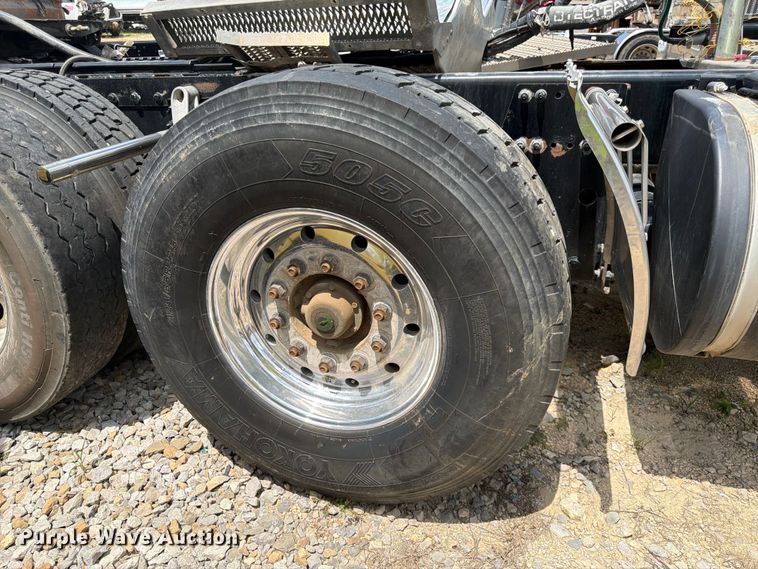 image for item YA4129 2019 Peterbilt 567 semi truck