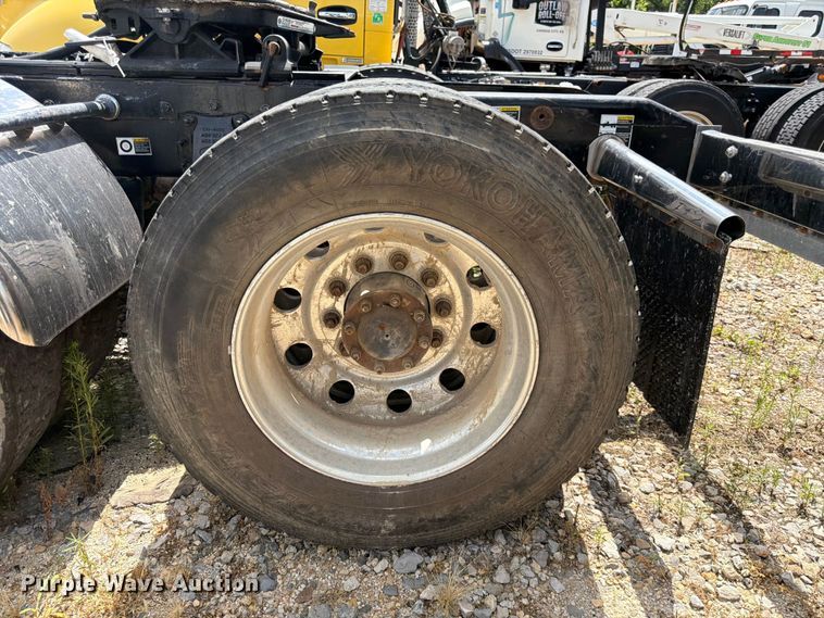 image for item YA4129 2019 Peterbilt 567 semi truck