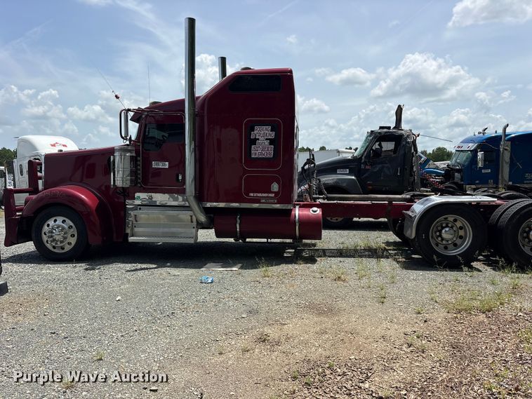 image for item YA4268 2006 Kenworth W900 semi truck