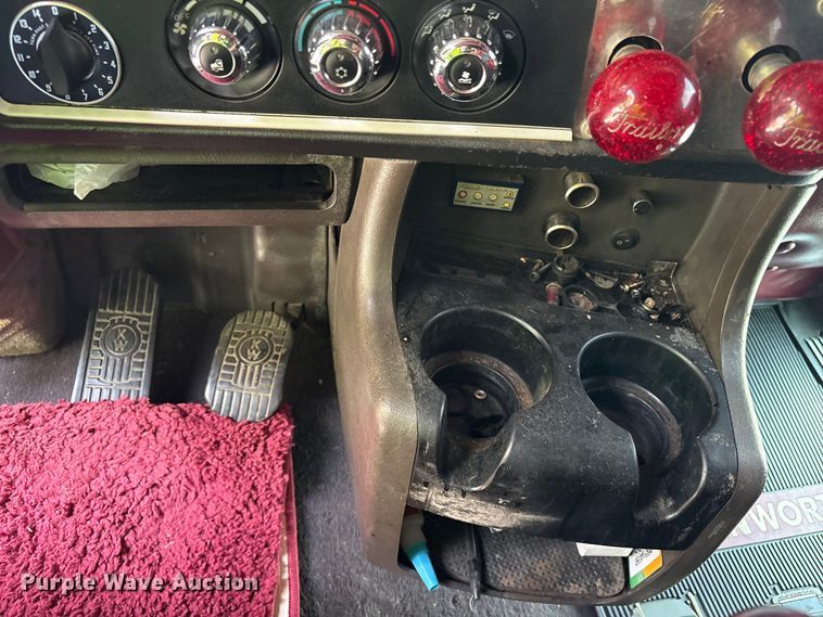 image for item YA4268 2006 Kenworth W900 semi truck