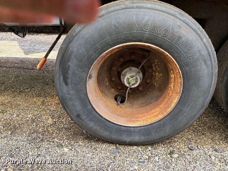 image for item YA4319 2004 Utility dry van trailer