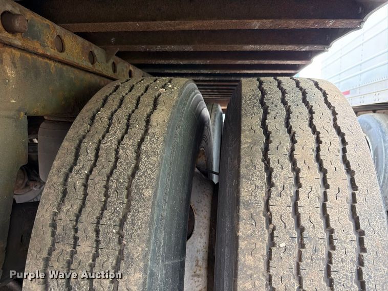 image for item YA4319 2004 Utility dry van trailer