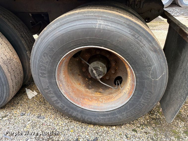 image for item YA4319 2004 Utility dry van trailer